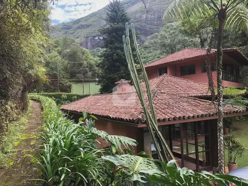 Foto 1 de Casa com 4 Quartos à venda, 400m² em Retiro, Petrópolis