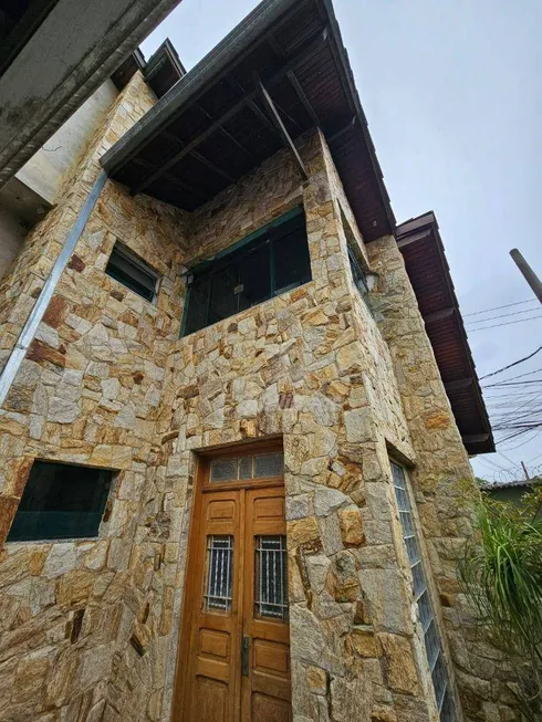 Foto 1 de Sobrado com 3 Quartos para venda ou aluguel, 272m² em Vila Bocaina, Mauá
