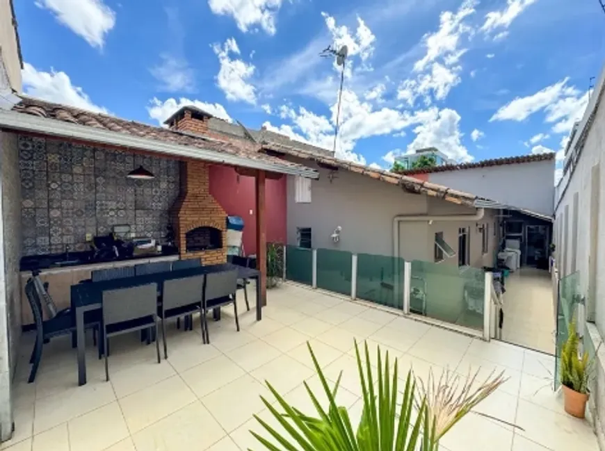 Foto 1 de Casa com 3 Quartos à venda, 180m² em Rio Branco, Belo Horizonte