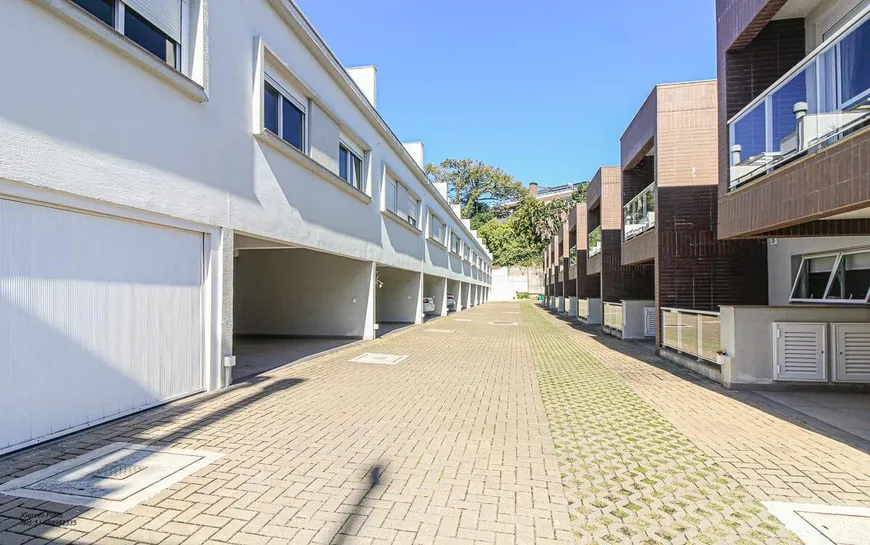 Foto 1 de Casa de Condomínio com 3 Quartos à venda, 250m² em Praia de Belas, Porto Alegre