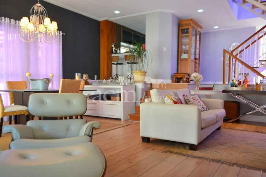 Foto 1 de Casa de Condomínio com 4 Quartos à venda, 300m² em Itaipava, Petrópolis
