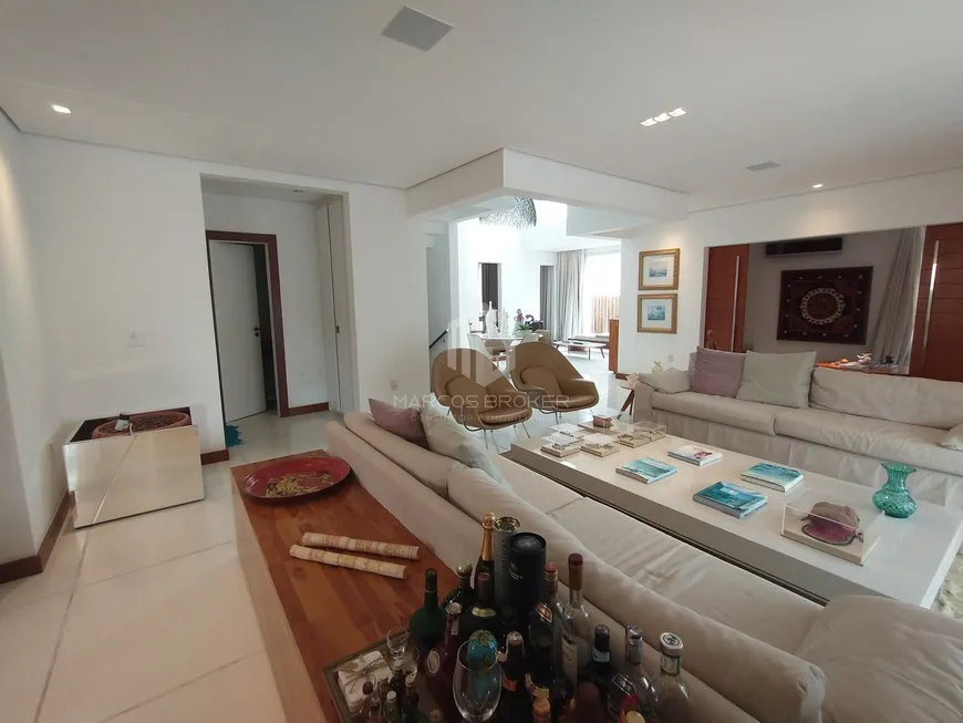 Foto 1 de Casa de Condomínio com 4 Quartos à venda, 550m² em Busca-Vida, Camaçari