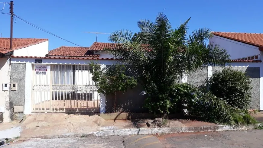 Foto 1 de Casa com 3 Quartos para alugar, 69m² em Setor Goiânia 2, Goiânia