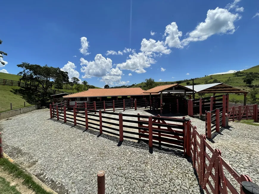 Foto 1 de Fazenda/Sítio com 5 Quartos à venda, 320m² em Zona Rural, Paraibuna