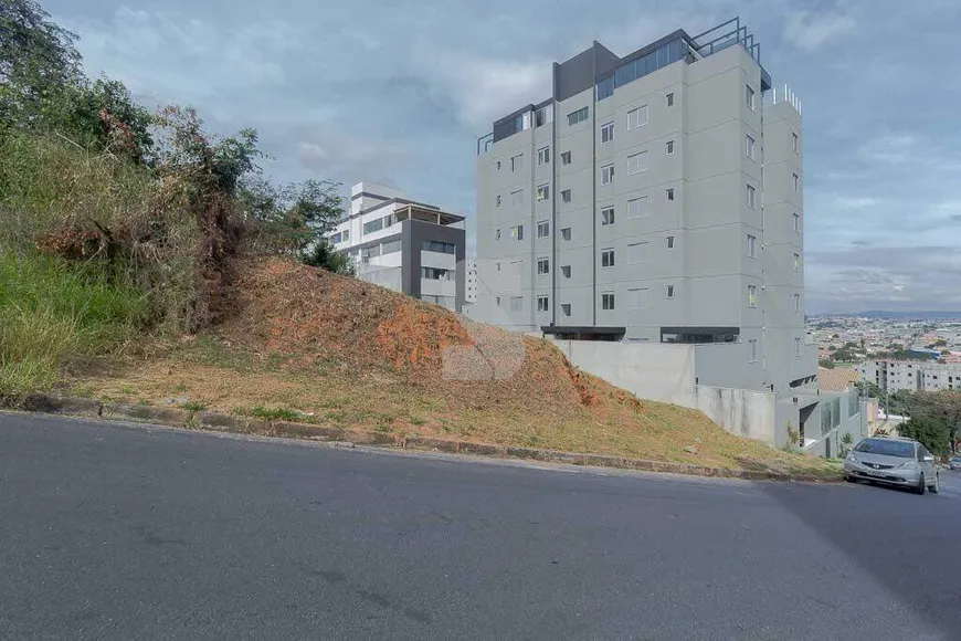 Foto 1 de Lote/Terreno à venda, 499m² em Cabral, Contagem