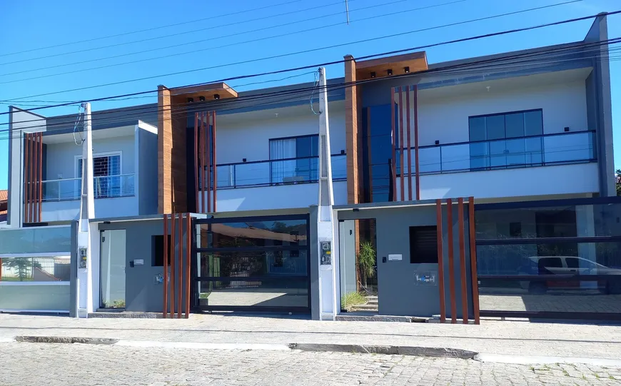 Foto 1 de Sobrado com 3 Quartos à venda, 198m² em Floresta, Joinville