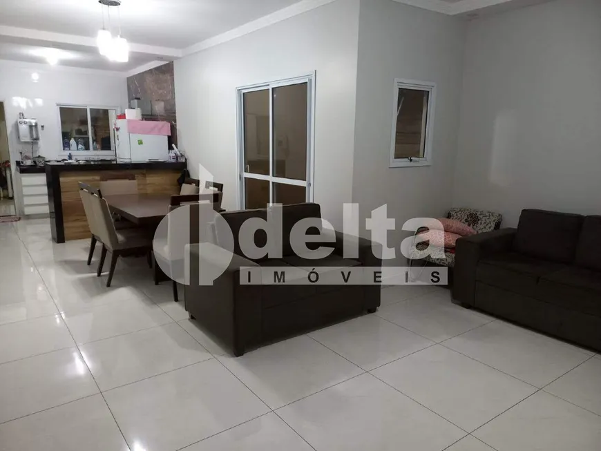 Foto 1 de Casa com 3 Quartos à venda, 152m² em Jardim Holanda, Uberlândia