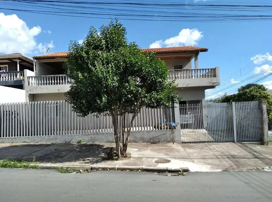 Foto 1 de Sobrado com 5 Quartos à venda, 220m² em Alto Boqueirão, Curitiba