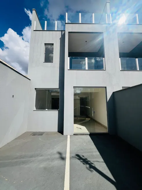 Foto 1 de Casa com 3 Quartos à venda, 162m² em Durval de Barros, Ibirite