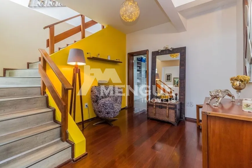 Foto 1 de Casa com 5 Quartos à venda, 260m² em Jardim Itú Sabará, Porto Alegre