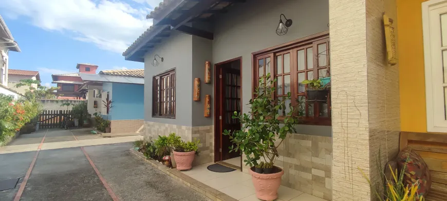 Foto 1 de Casa de Condomínio com 2 Quartos à venda, 62m² em Jardim Mariléa, Rio das Ostras