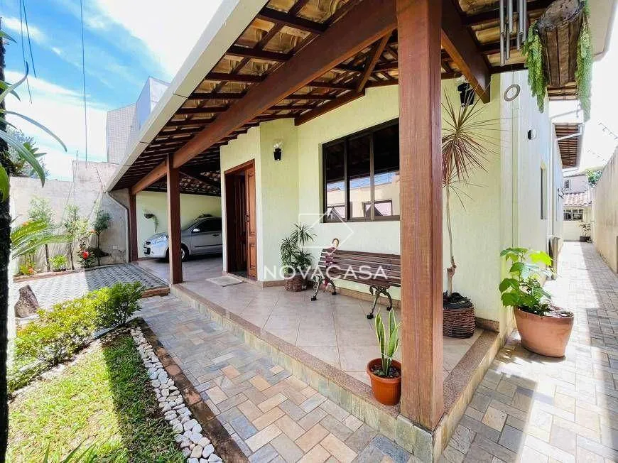 Foto 1 de Casa com 4 Quartos à venda, 226m² em Itapoã, Belo Horizonte