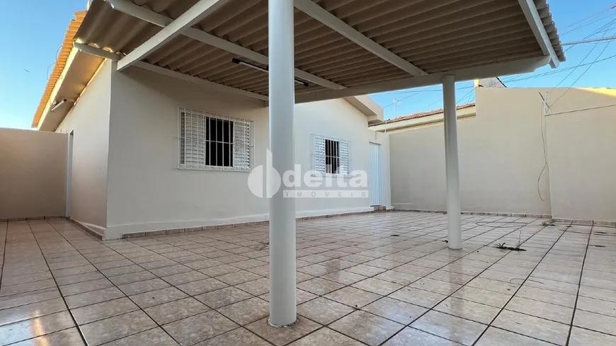 Foto 1 de Casa com 2 Quartos para alugar, 100m² em Santa Rosa, Uberlândia