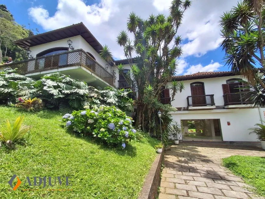 Foto 1 de Casa com 3 Quartos à venda, 400m² em Valparaiso, Petrópolis