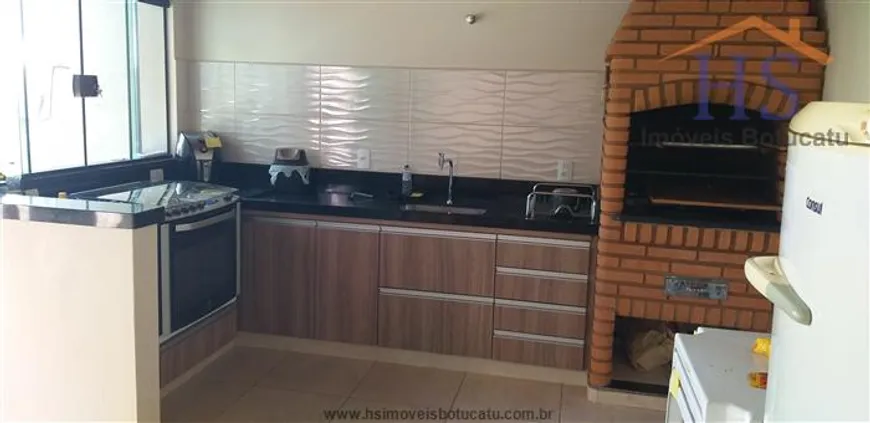 Foto 1 de Casa com 3 Quartos à venda, 190m² em Jardim Itamarati, Botucatu