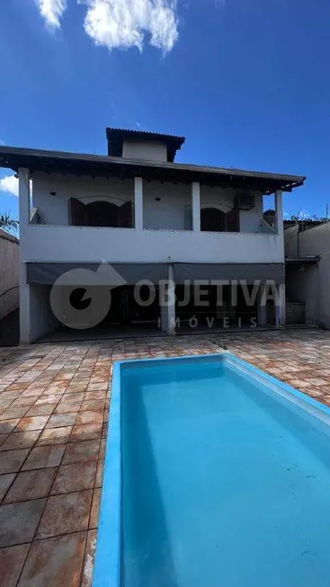 Foto 1 de Casa com 3 Quartos à venda, 252m² em Cidade Jardim, Uberlândia