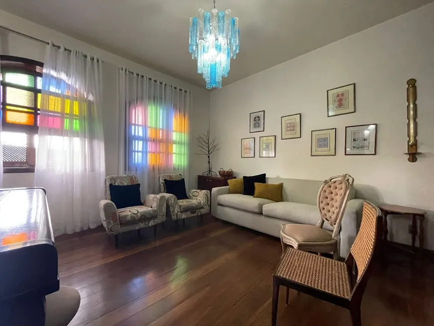 Foto 1 de Casa com 5 Quartos à venda, 275m² em Caiçaras, Belo Horizonte