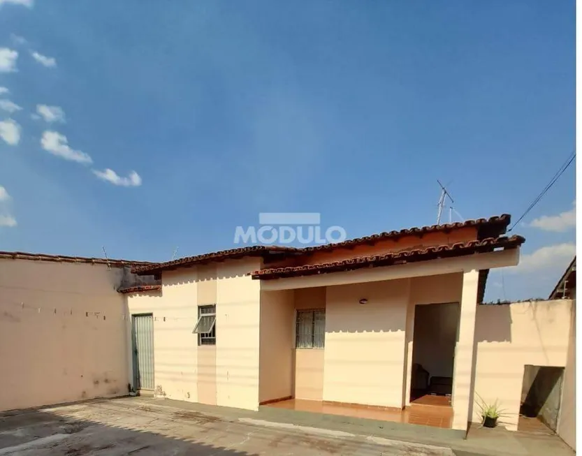 Foto 1 de Casa com 3 Quartos à venda, 130m² em Segismundo Pereira, Uberlândia