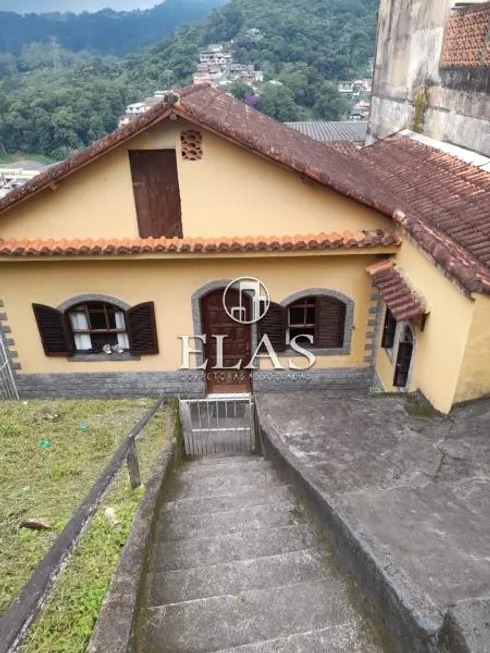 Foto 1 de Casa com 3 Quartos à venda, 100m² em Castrioto, Petrópolis