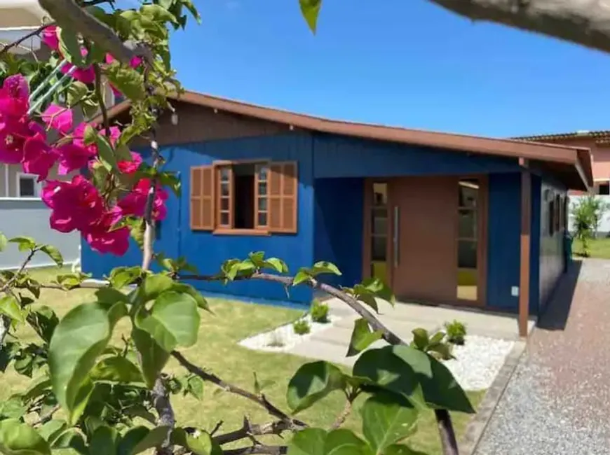 Foto 1 de Casa com 4 Quartos à venda, 90m² em Praia do Meio - Ens Brito, Palhoça