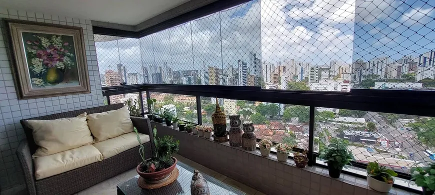 Foto 1 de Apartamento com 4 Quartos à venda, 200m² em Casa Forte, Recife