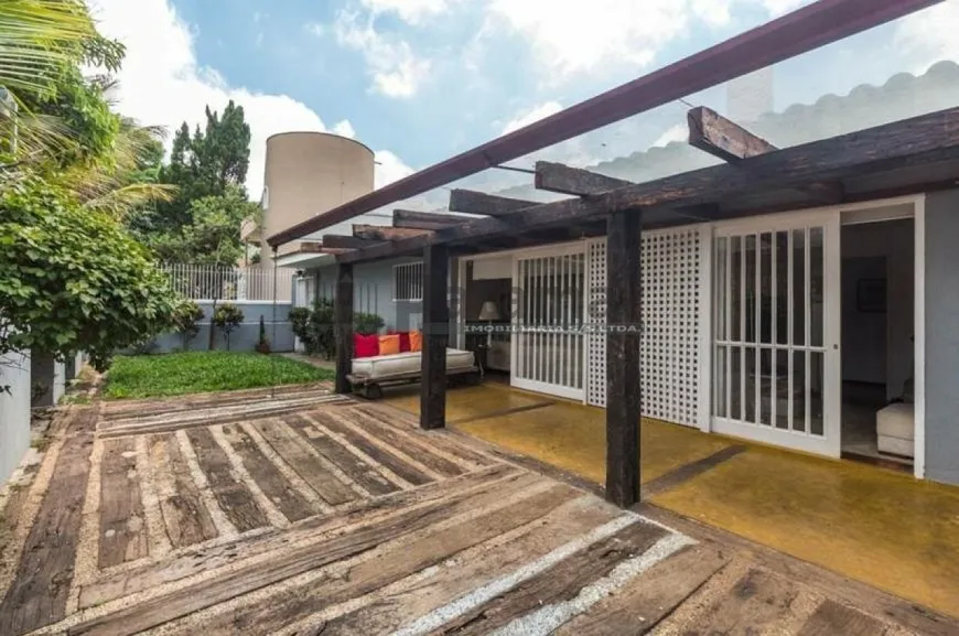 Foto 1 de Casa com 3 Quartos à venda, 350m² em Caxingui, São Paulo