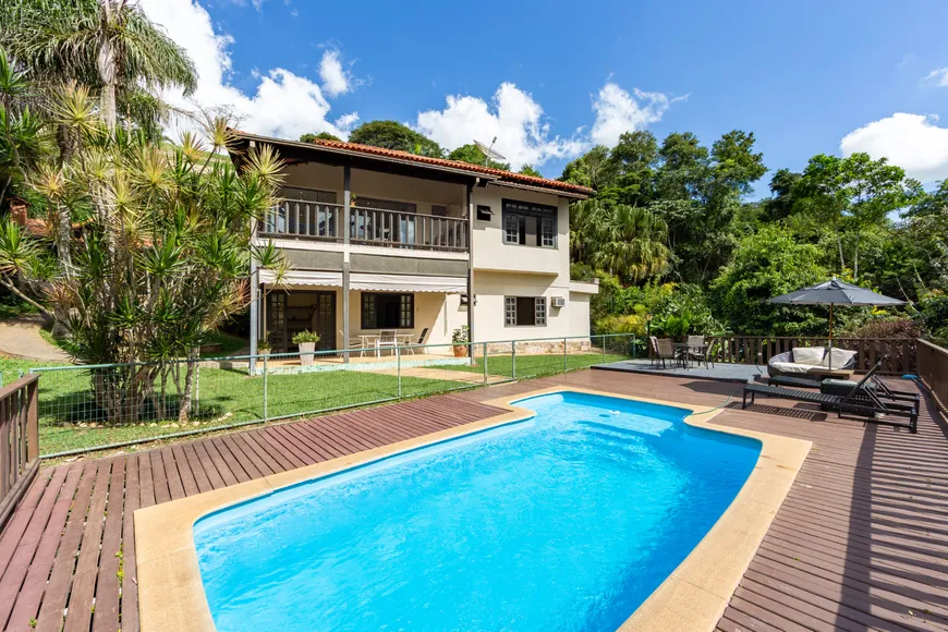 Foto 1 de Casa de Condomínio com 4 Quartos à venda, 207m² em Itaipava, Petrópolis