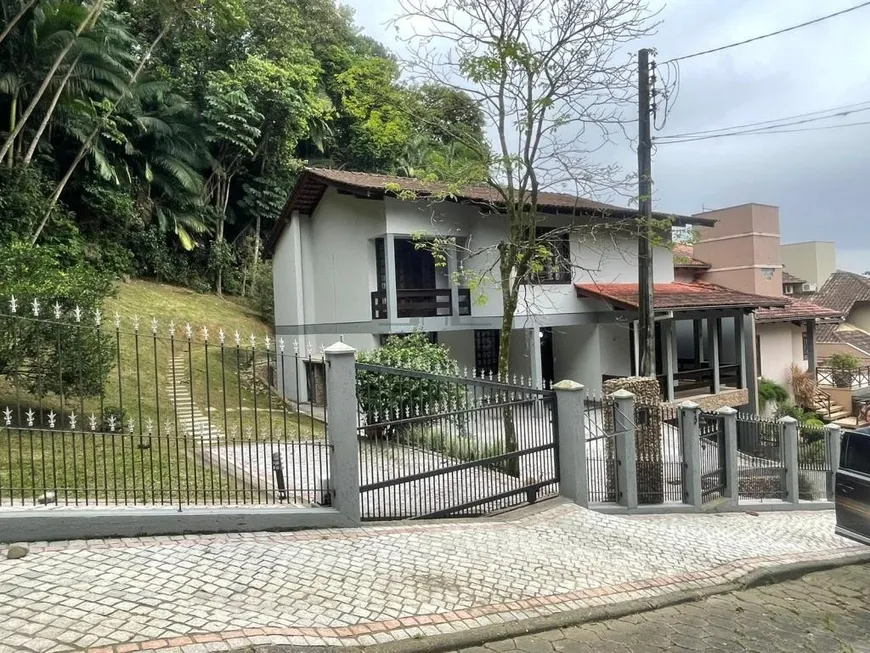 Foto 1 de Casa com 3 Quartos para alugar, 296m² em América, Joinville