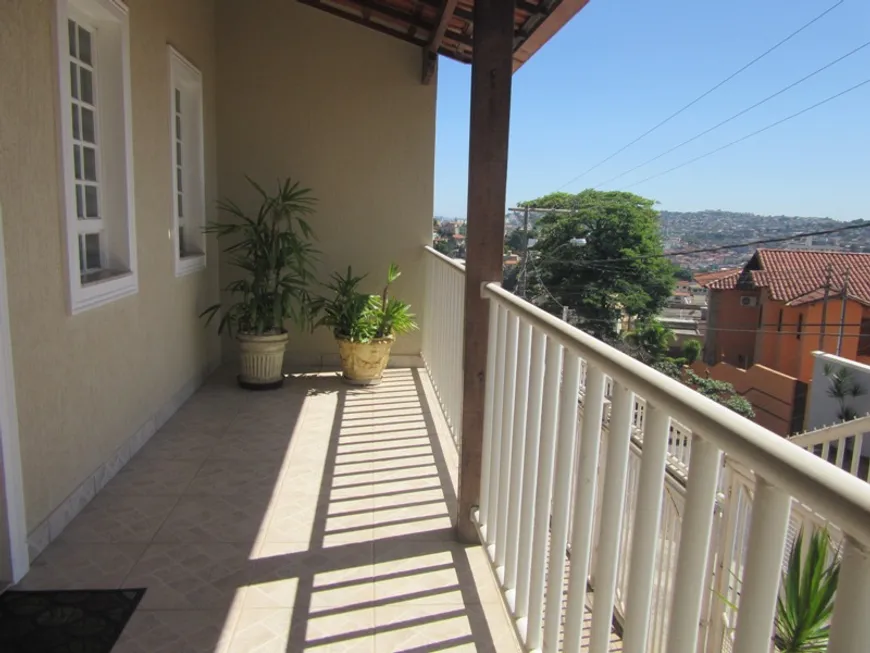 Foto 1 de Casa com 3 Quartos à venda, 279m² em Álvaro Camargos, Belo Horizonte