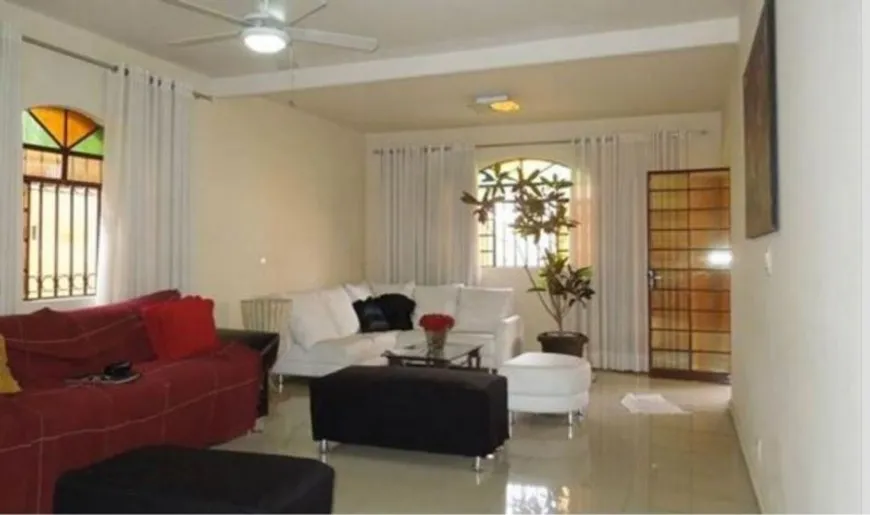 Foto 1 de Casa com 3 Quartos à venda, 130m² em Floramar, Belo Horizonte