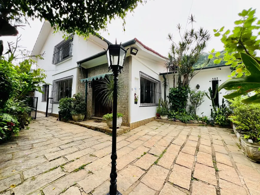 Foto 1 de Casa com 4 Quartos à venda, 260m² em Mosela, Petrópolis
