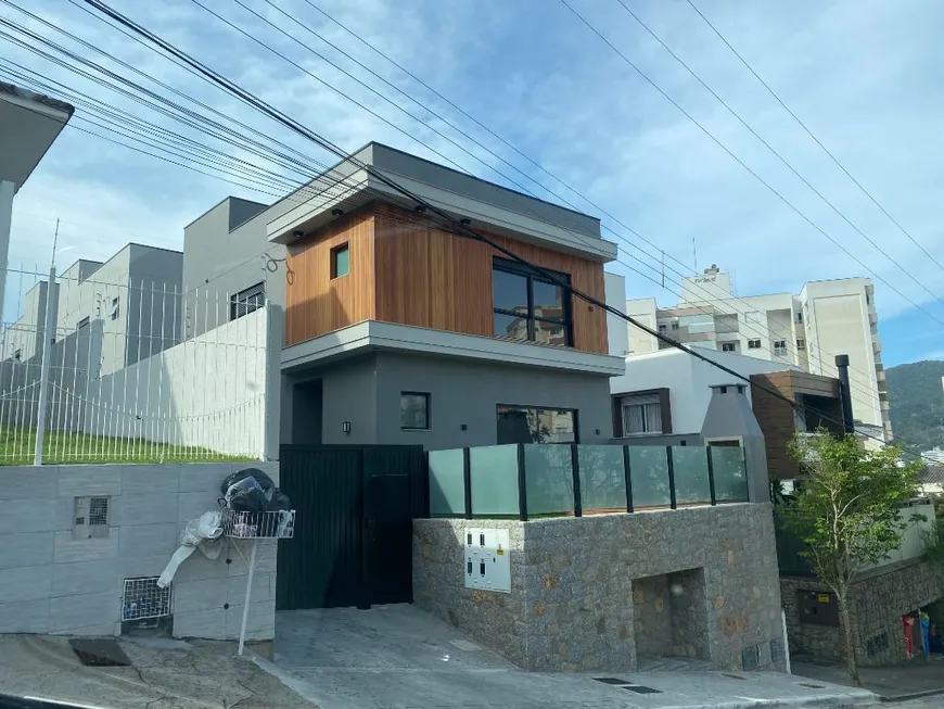 Foto 1 de Casa de Condomínio com 3 Quartos à venda, 235m² em Córrego Grande, Florianópolis