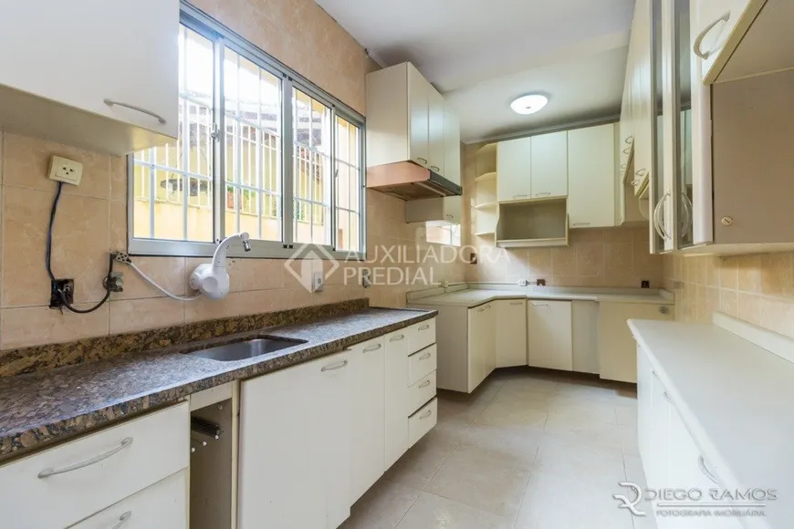 Foto 1 de Casa com 4 Quartos à venda, 250m² em Passo da Areia, Porto Alegre