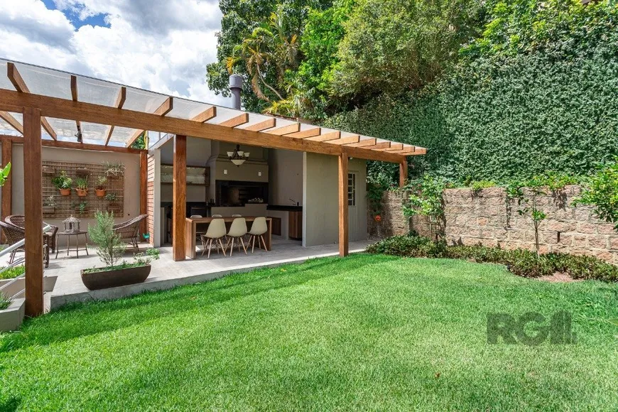 Foto 1 de Casa com 3 Quartos à venda, 262m² em Chácara das Pedras, Porto Alegre