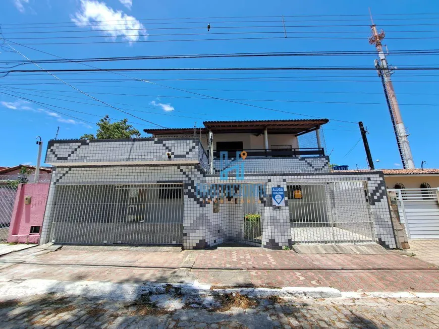 Foto 1 de Casa com 7 Quartos à venda, 240m² em Candelária, Natal