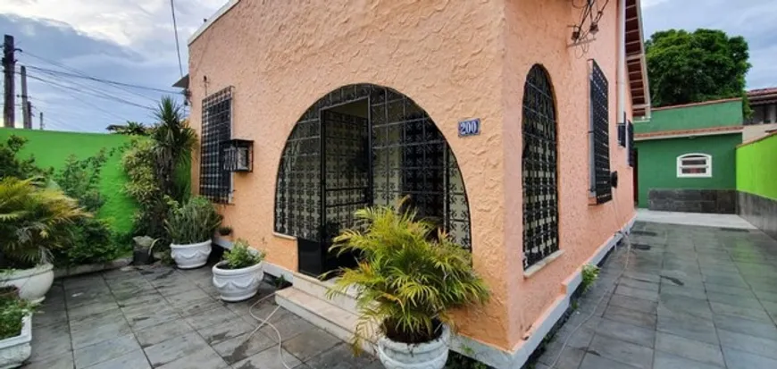 Foto 1 de Casa com 3 Quartos à venda, 180m² em Marechal Hermes, Rio de Janeiro
