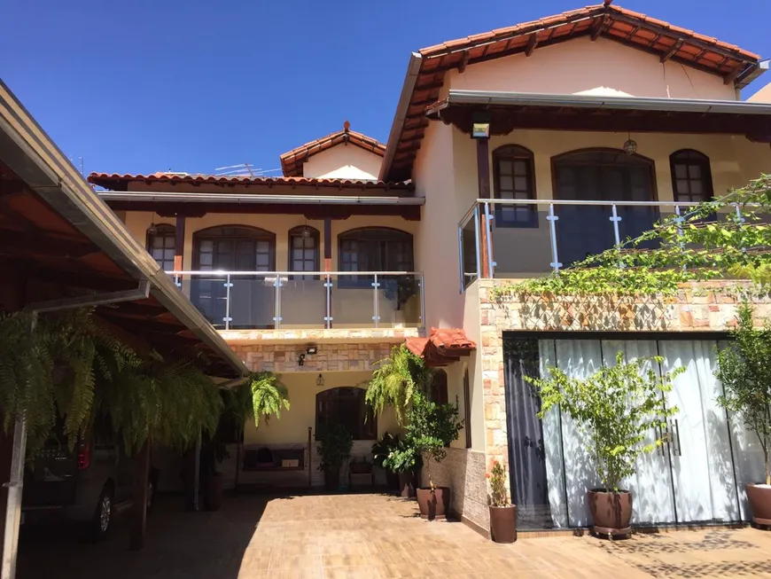 Foto 1 de Casa com 6 Quartos à venda, 185m² em São Geraldo, Belo Horizonte