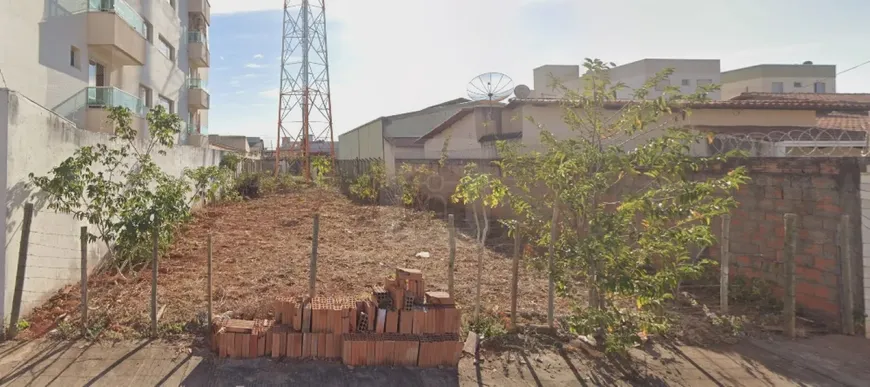 Foto 1 de Lote/Terreno à venda, 360m² em Santa Mônica, Uberlândia