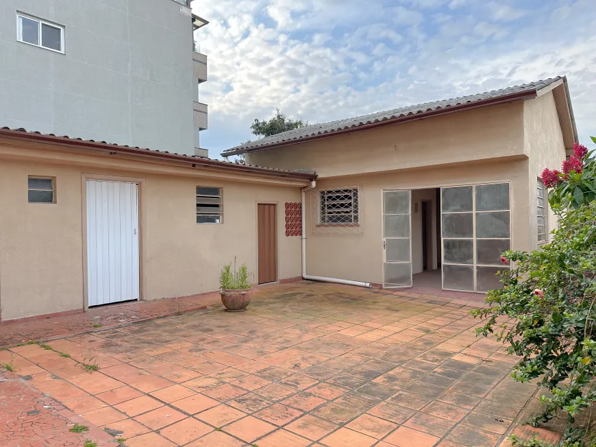 Foto 1 de Casa com 5 Quartos para alugar, 330m² em Chácara das Pedras, Porto Alegre