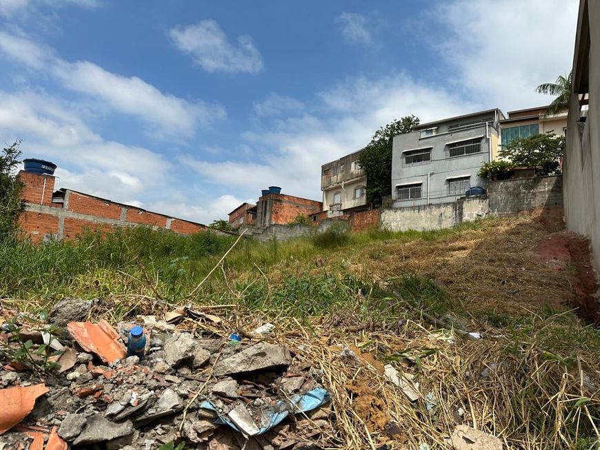 700 famílias são retiradas de terreno em Carapicuíba (SP