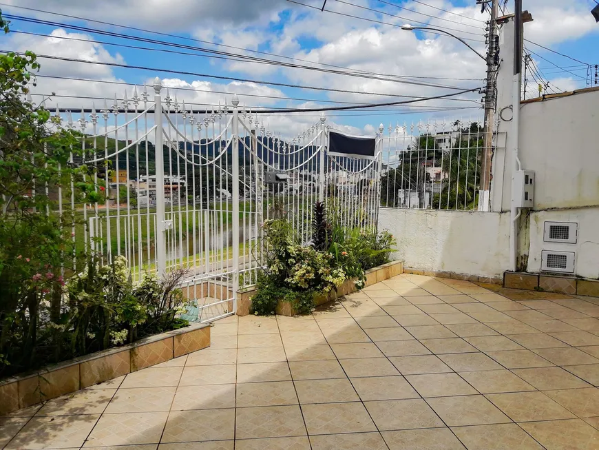 Foto 1 de Sobrado com 3 Quartos à venda, 291m² em Costa Carvalho, Juiz de Fora