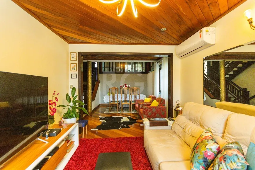 Foto 1 de Casa com 4 Quartos à venda, 350m² em Vila Assunção, Porto Alegre