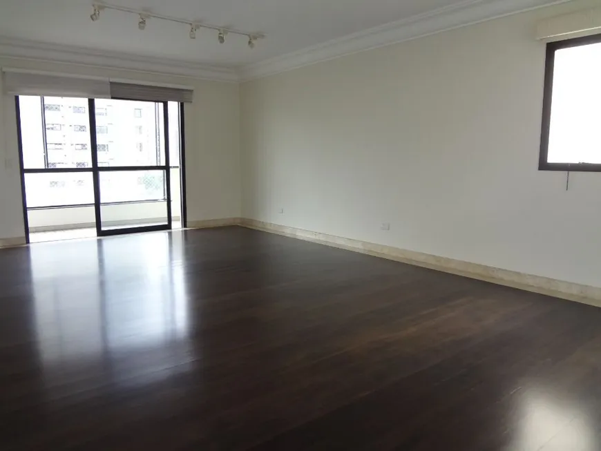 Foto 1 de Apartamento com 3 Quartos para alugar, 210m² em Moema, São Paulo