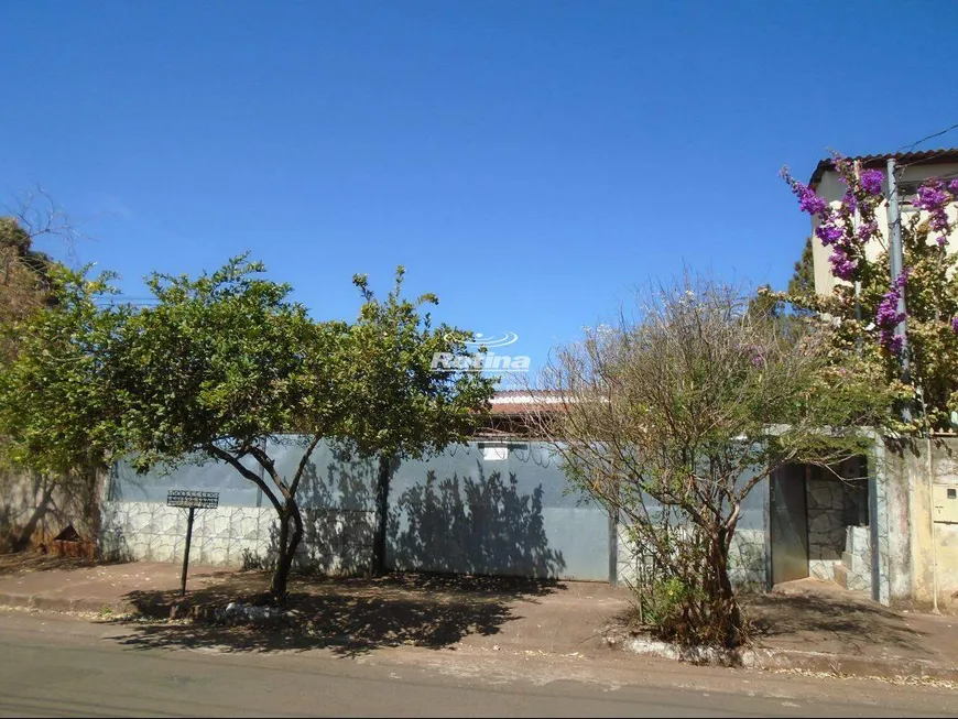 Foto 1 de Casa com 2 Quartos à venda, 185m² em Tubalina, Uberlândia