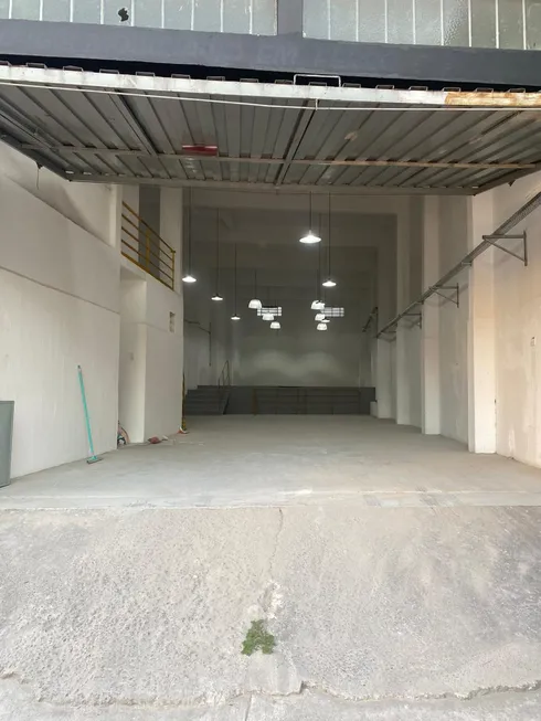 Foto 1 de Galpão/Depósito/Armazém com 2 Quartos para alugar, 225m² em Parque Oratorio, Santo André