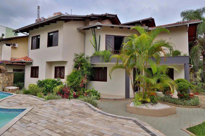 Foto 1 de Casa com 3 Quartos à venda, 399m² em Santo Antônio, Joinville