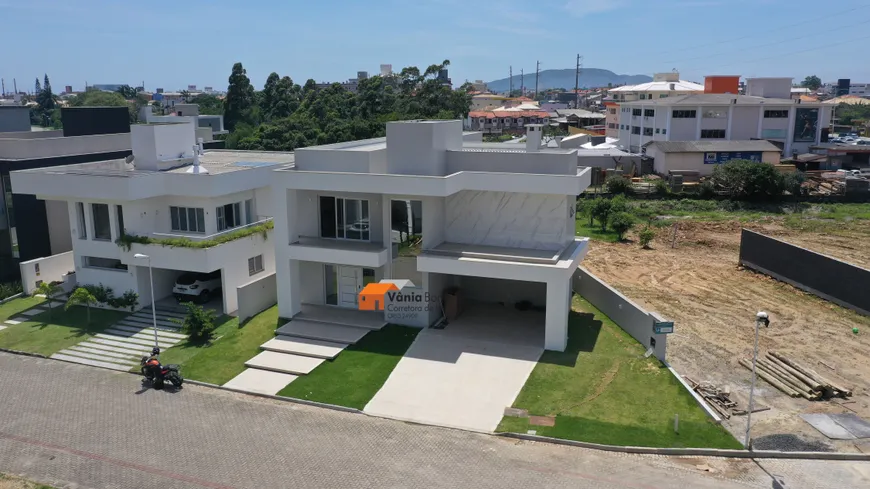 Foto 1 de Casa de Condomínio com 4 Quartos à venda, 378m² em Ingleses do Rio Vermelho, Florianópolis