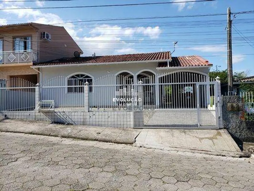 Foto 1 de Casa com 3 Quartos à venda, 204m² em Roçado, São José