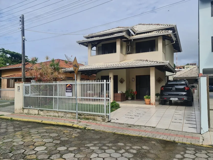 Foto 1 de Sobrado com 3 Quartos à venda, 200m² em Centro, Barra Velha