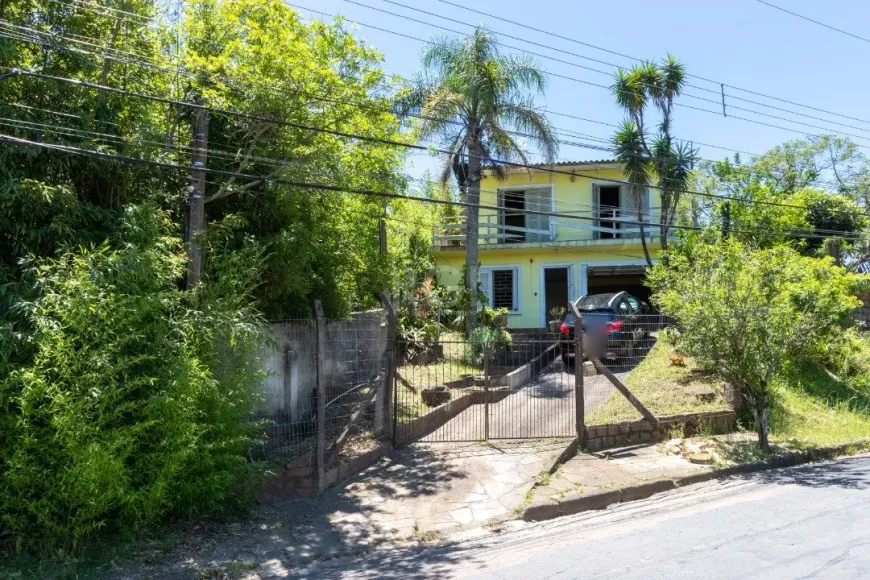 Foto 1 de Casa com 4 Quartos à venda, 143m² em Vila Nova, Porto Alegre